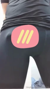 I can t help it if i m wearing tight pants