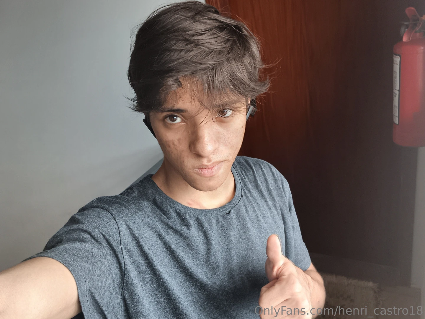 Hey if you like my cute face my hot body and my huge d ck i think you 