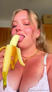 Look at this beautiful snack i just made bananas are def one of my fav