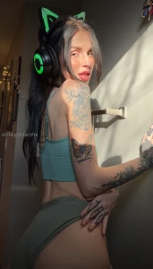 Friday vibes the sun sure makes a girl get into some gooooood goooood