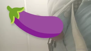 Jerking it in a public bathroom at college wanna see the whole thing