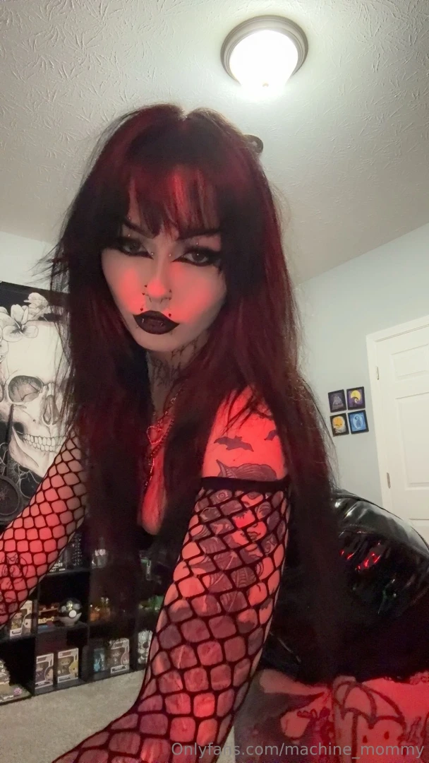 Streaming on twitch babes i ll get to your messages soon 