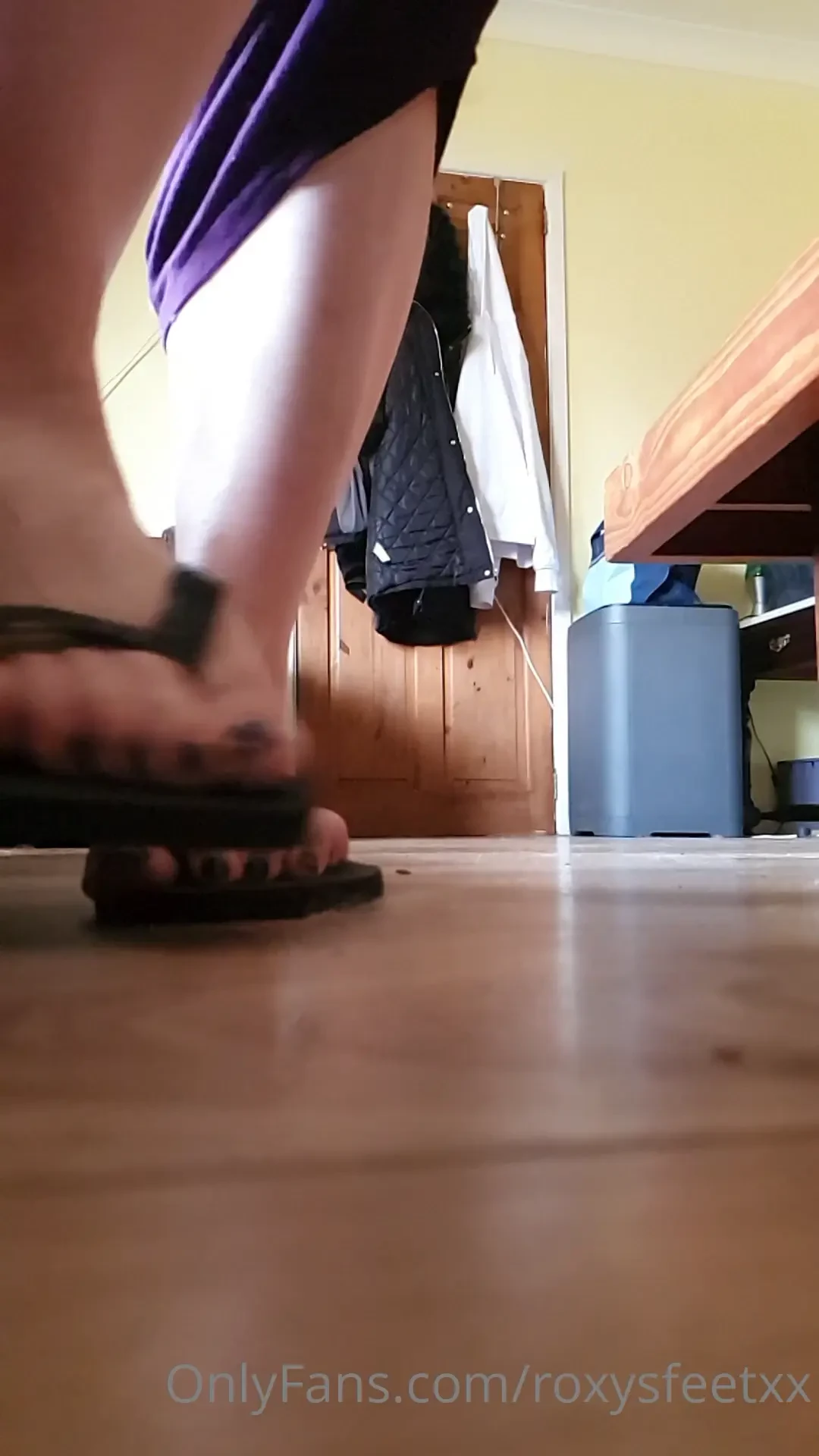 Slow motion giantess 