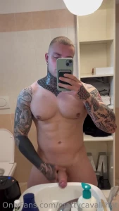 Buon weekend amori senti come sbatte bene il mio cazzo sul lavandino