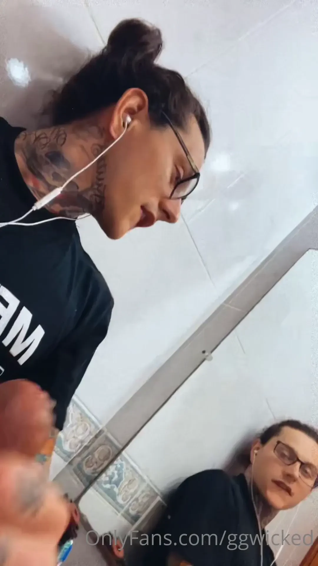 Suck it like a good little slut for daddy 