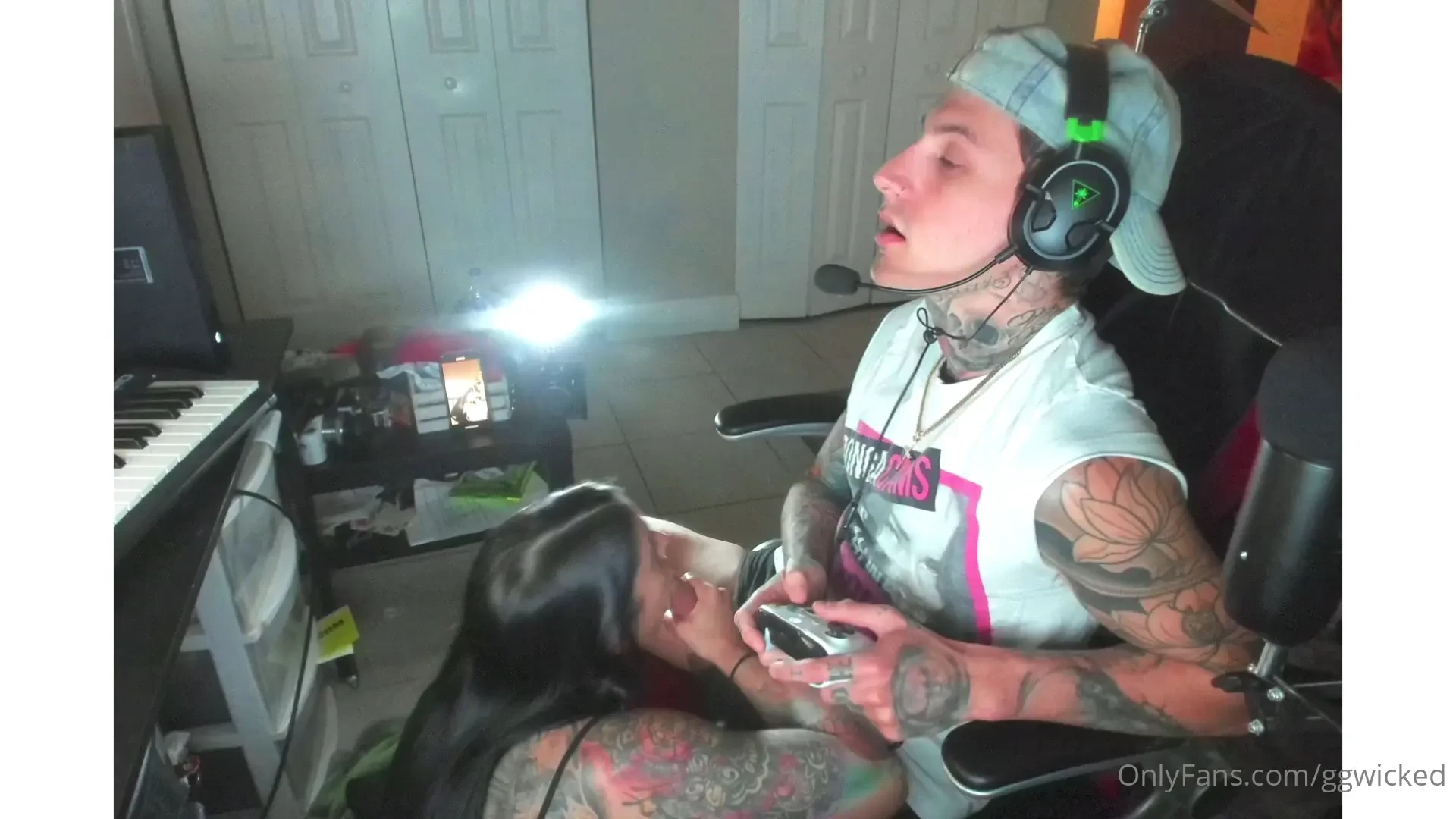 Enjoy this behind the scenes snippet from one of my videos would you 