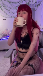 Omggg this silly girl doesn t know how to drink water gt lt too cringy