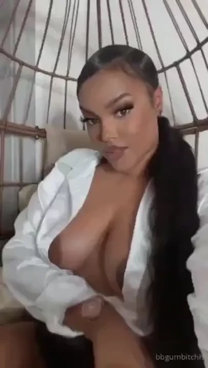 I wanna do a live with mtyou but she be squirting all on her phone and 