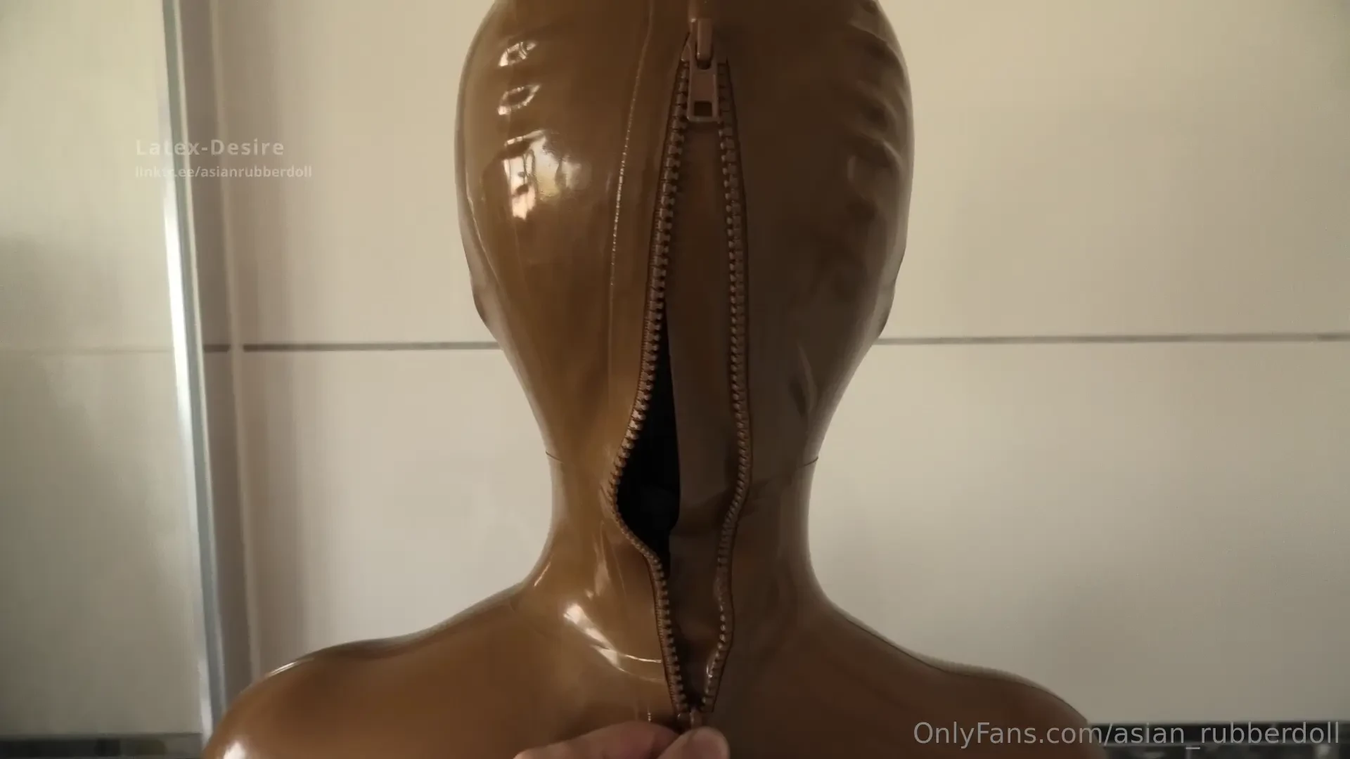 Da der goldene gummipuppenanzug geschlossen ist bleibt der ganze 