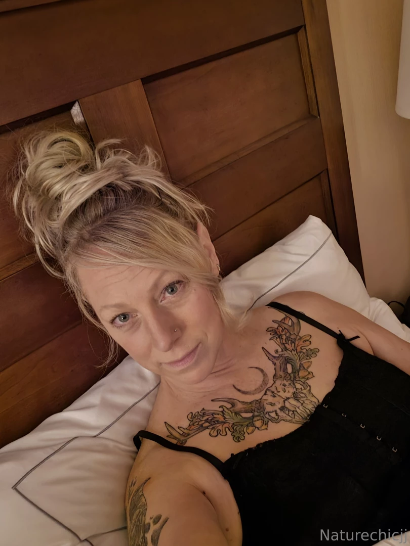 Want to cum play with me i m waiting in bed 