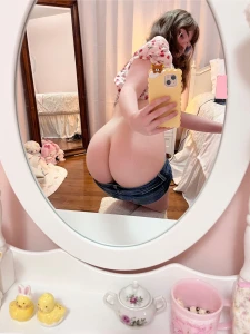 I was getting readyyyy at my vanity and wanted to show u guys my butt part 1