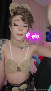 I like suckers and other things in my mouth i m going live 5-10pm est