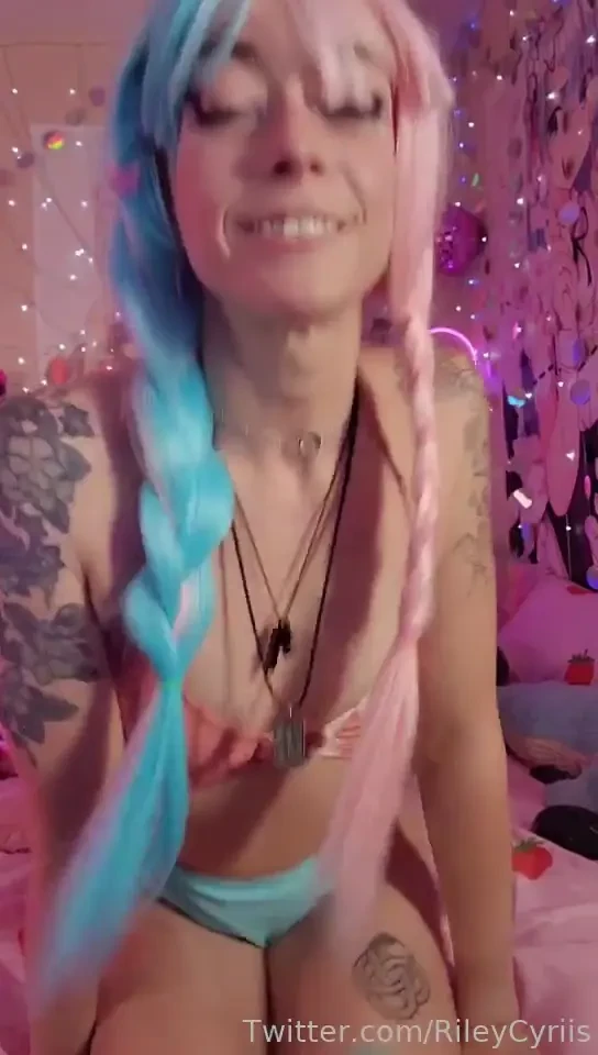 Call me pippi thot stockings i m going live 5-10pm est 