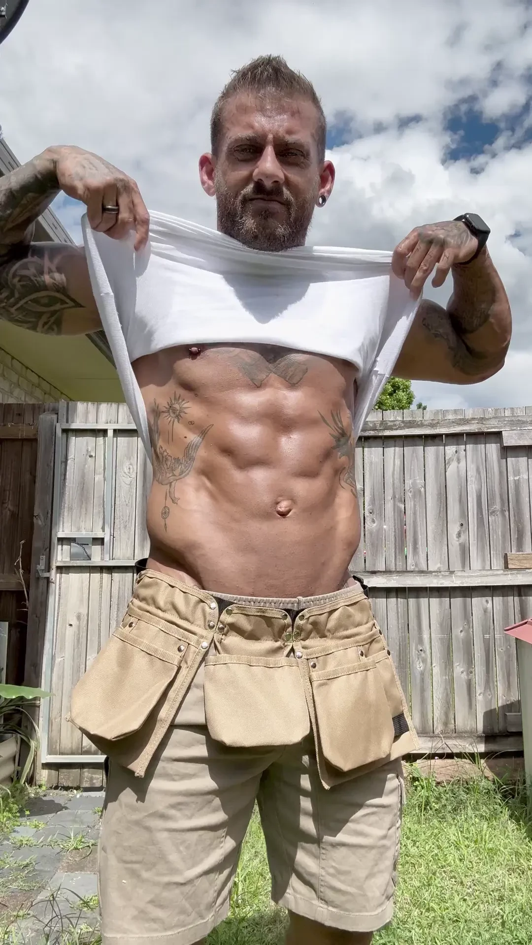 Cum give this tradie a hard earned rub i need your hands all over me 