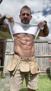 Cum give this tradie a hard earned rub i need your hands all over me
