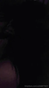 El plomero se acord que a n le deb a una parte y lleg en la noche a