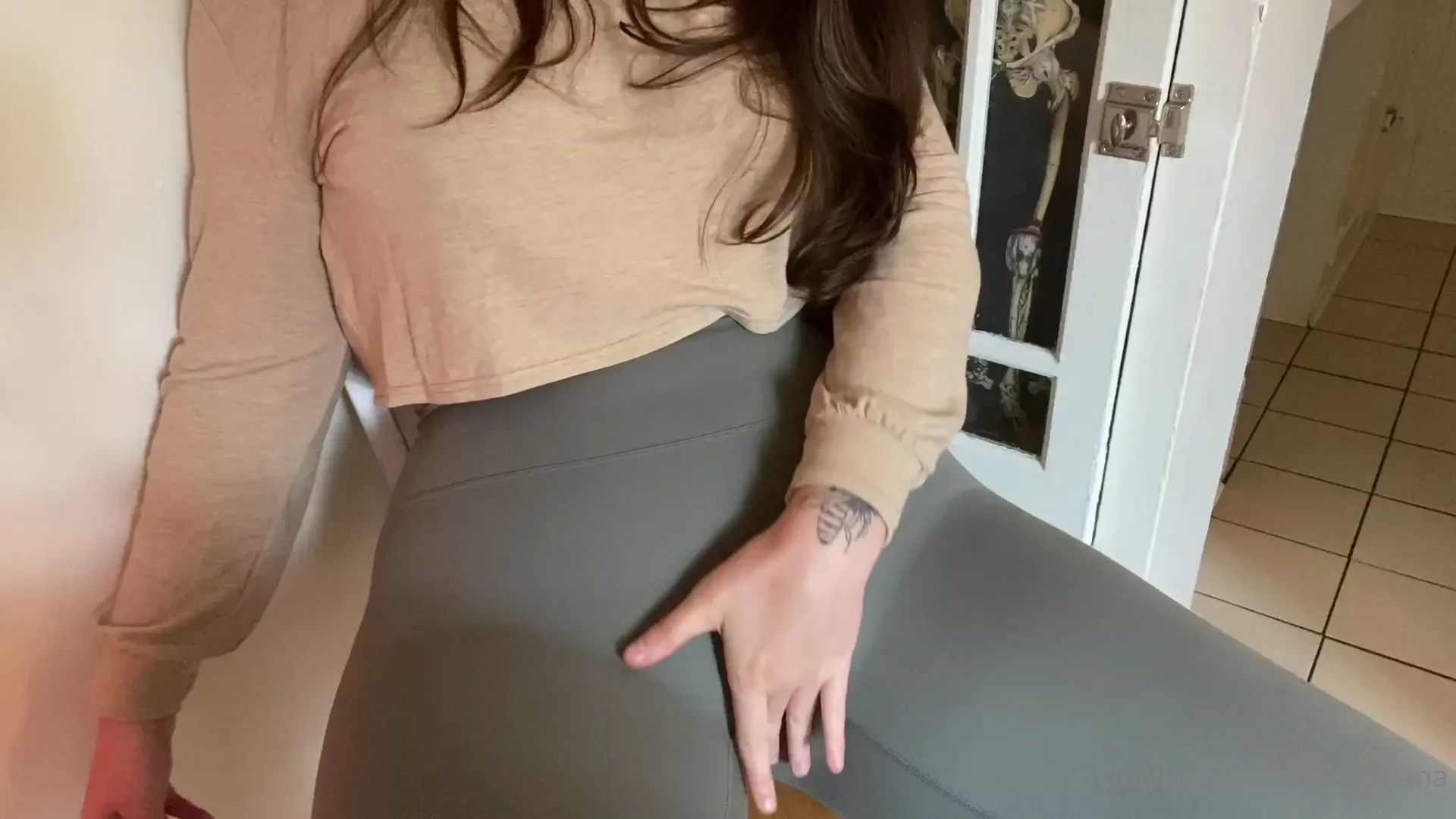 Sneak peak of my last post- 10 mins of me showing off in my leggings 