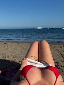 En mi insta el reel del dia en la playa cual es tu color favorito para