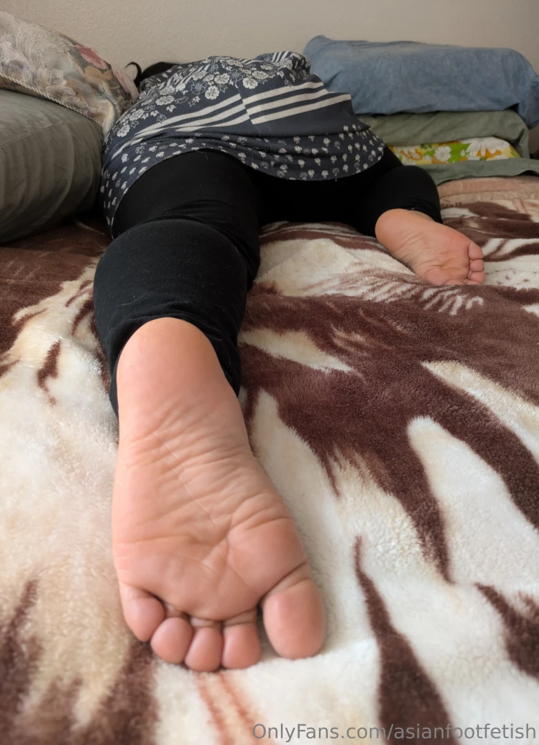 I like a younger guy to suck my toes allll night 