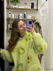 Day dragged so i put on a lemon sweater and turned up the brightness