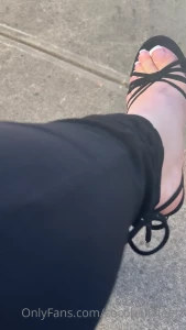 Feet in the sun who s attention i catch if i was there