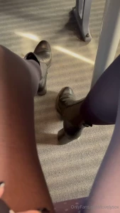 Ich sitze im zug und trage einen mini rock mit einer nylonstrumpfhose