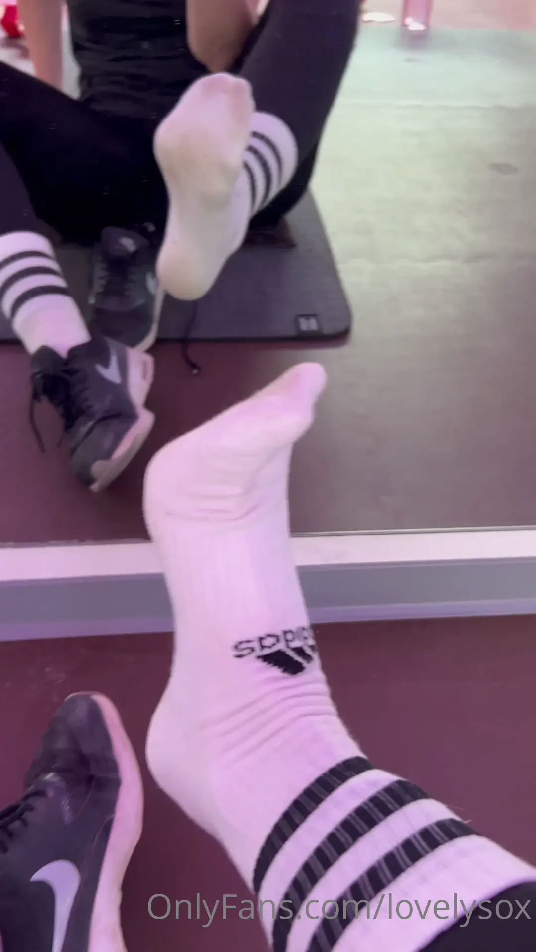 Gestern war ich beim fitness und habe diese geilen socken zum gl hen 