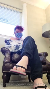 Flip flop fetish while i await my appointment feet and sneaky glimpse