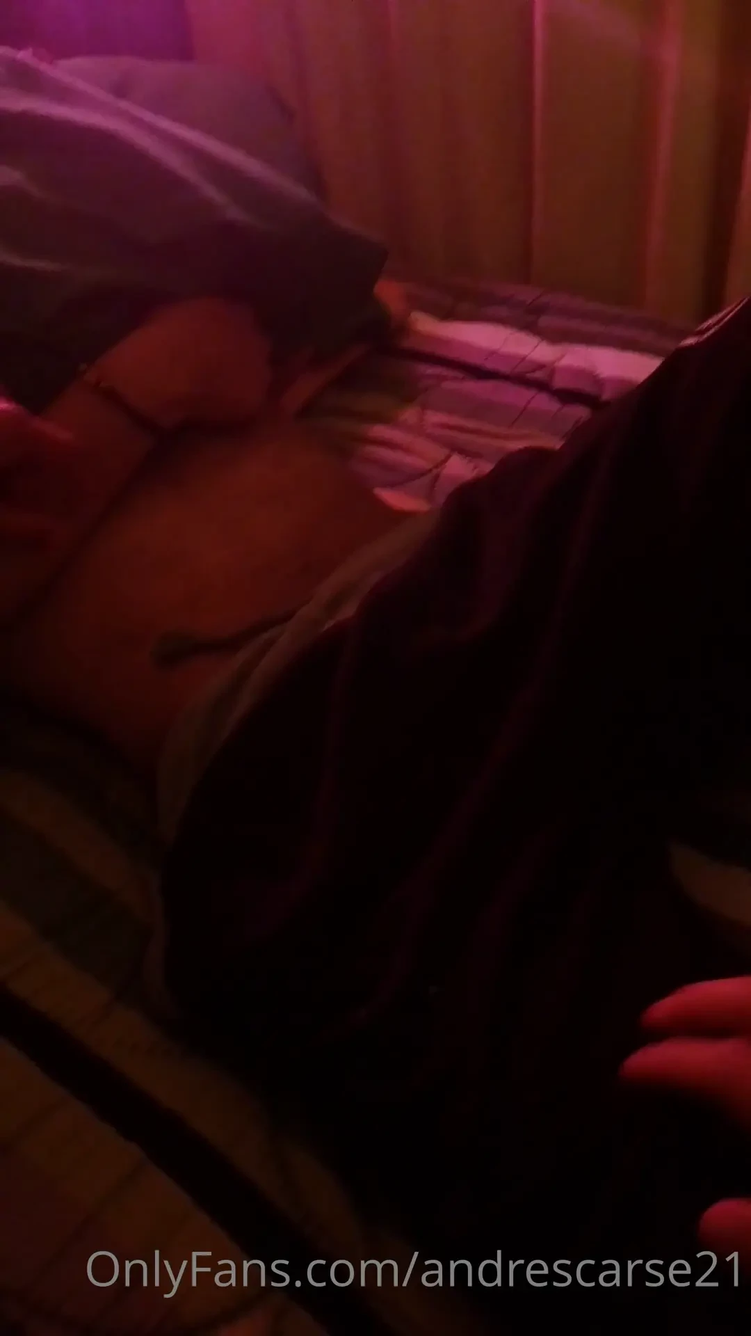 Tr o 3am mi amigo dormido lo desvisto para coger y todo fue caliente 