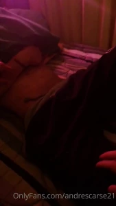 Tr o 3am mi amigo dormido lo desvisto para coger y todo fue caliente