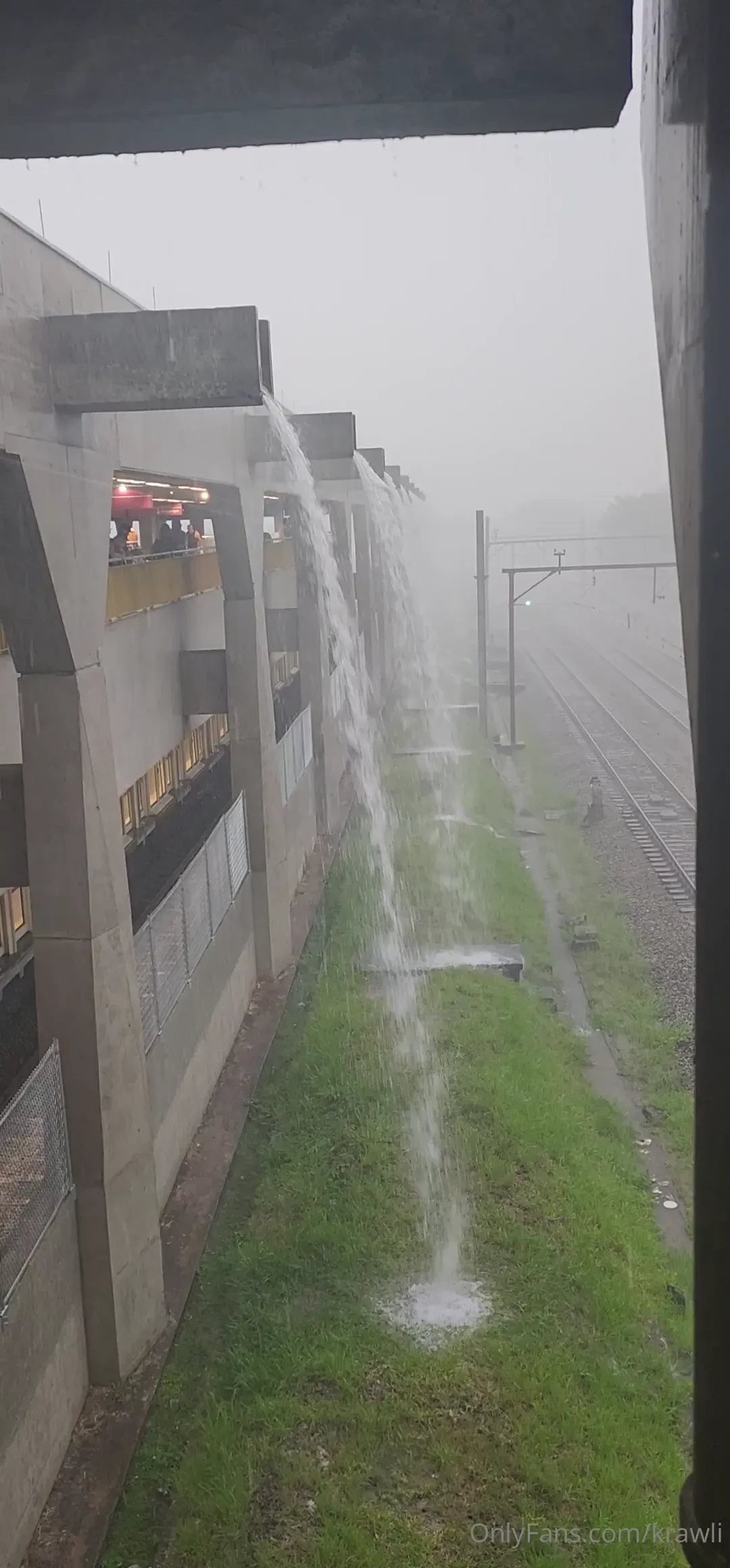 Bom o rol mio agora esperar a chuva pra ir pra casa good ride now wait 