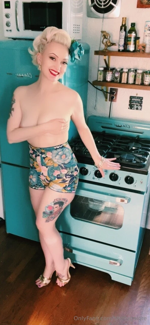 See what i have cooking for you 5 for the full topless shot 10 for the 
