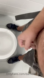 I needed to cum at work cause it was very boring - so i did go to wc