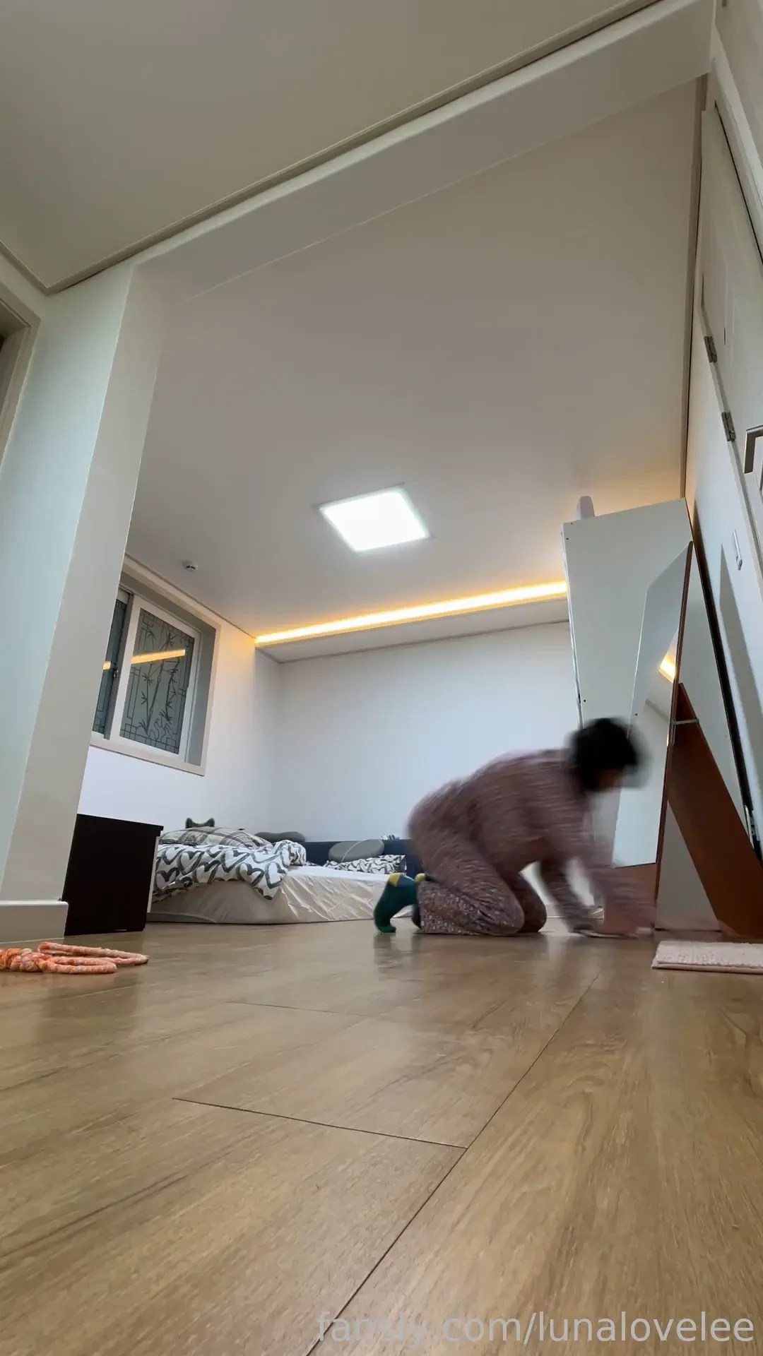 My daily routine the funny thing is the way mika watches me haha life 