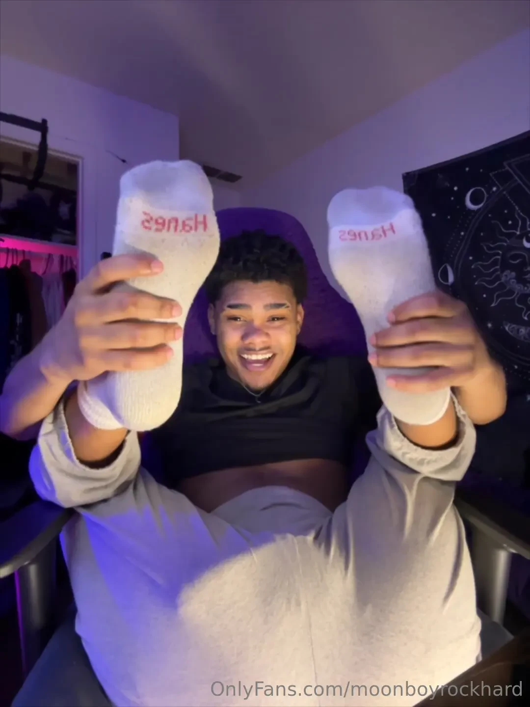 I rarely finger my hole but ngl if felt so good can see my hole 