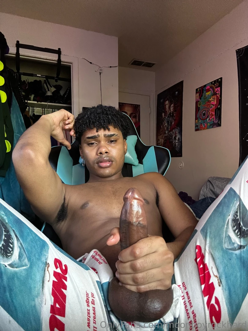 Just stroking my fat dick till i nut and showing off my body part 1 