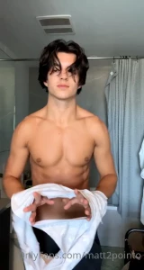 Just a little clip as i get ready for the gym and apply deodorant