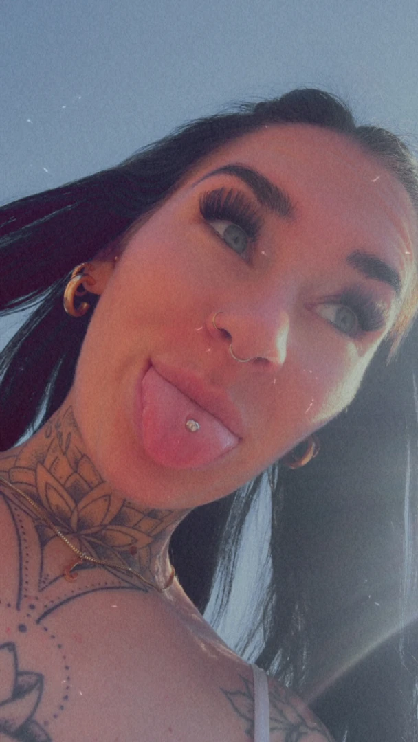 Zungenpiercings machen eine sache ganz besonders 