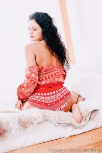 Merry christmas free in mssgs to all subs who like my 10 latest posts