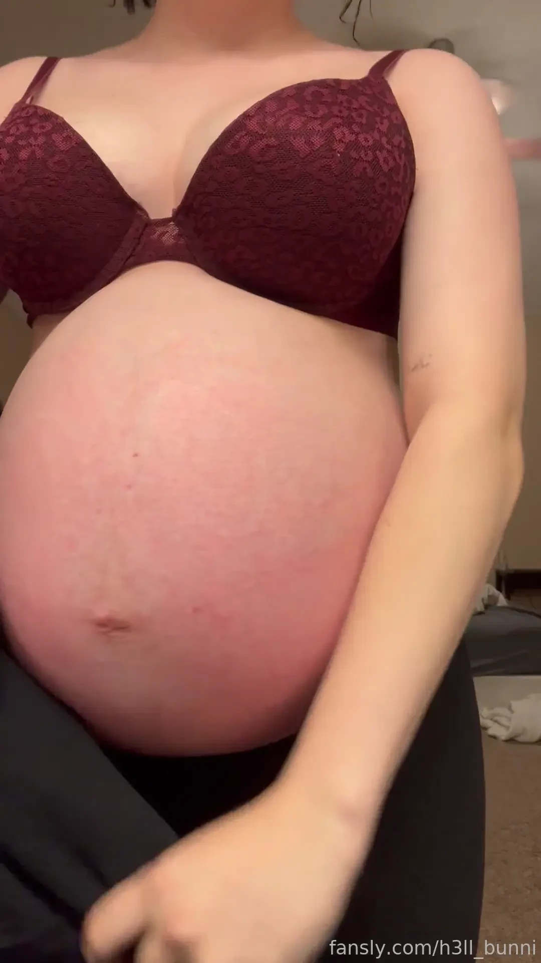 31 weeks strip pregnant preggo preggostrip striptease 