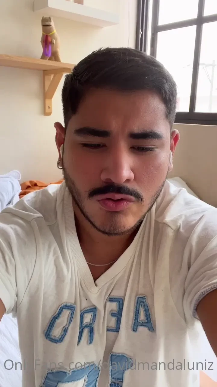 Quien me ayuda guard ndome la leche en la boca 