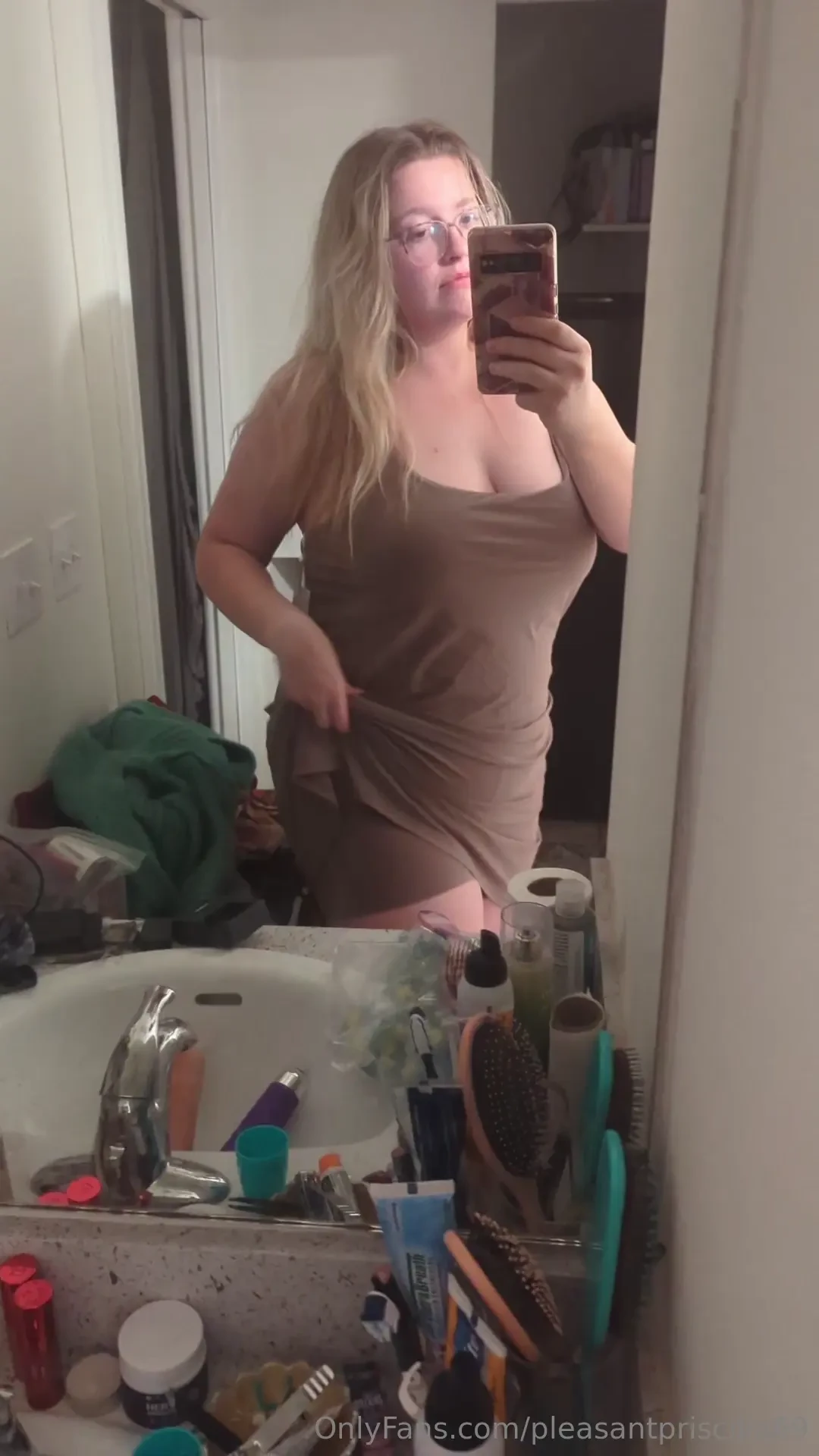 Strip tease love playing with my tits 