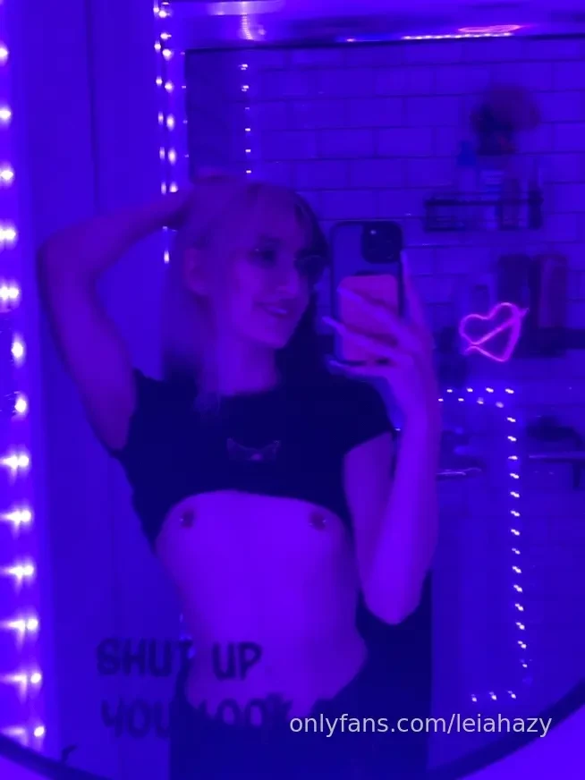 Shut up you look good look at how sweet my friends bathroom is the 