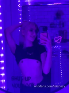Shut up you look good look at how sweet my friends bathroom is the