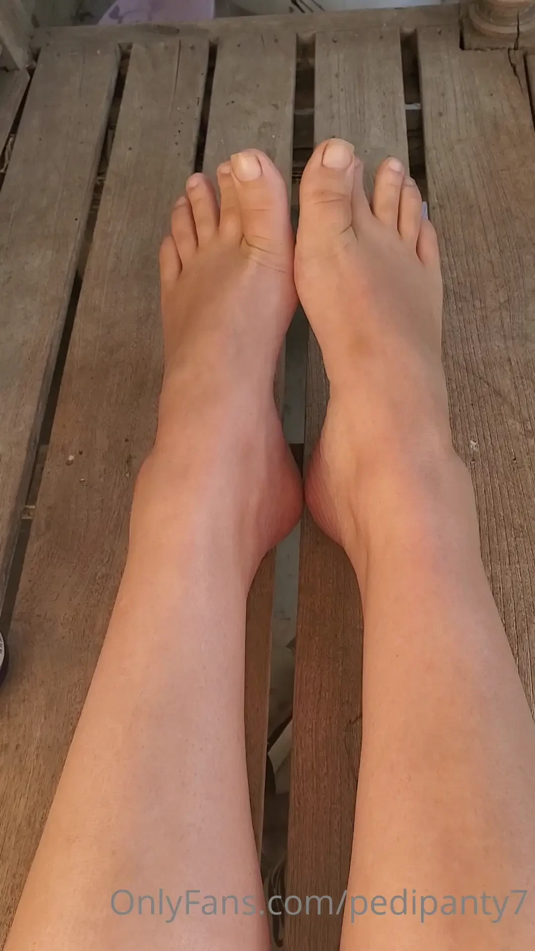 Video clip wiggling nakey toes 