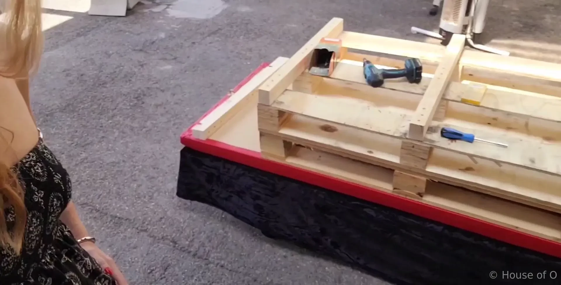 Ja was ist denn hier los es wird wieder gebaut im house of o ratet mal 