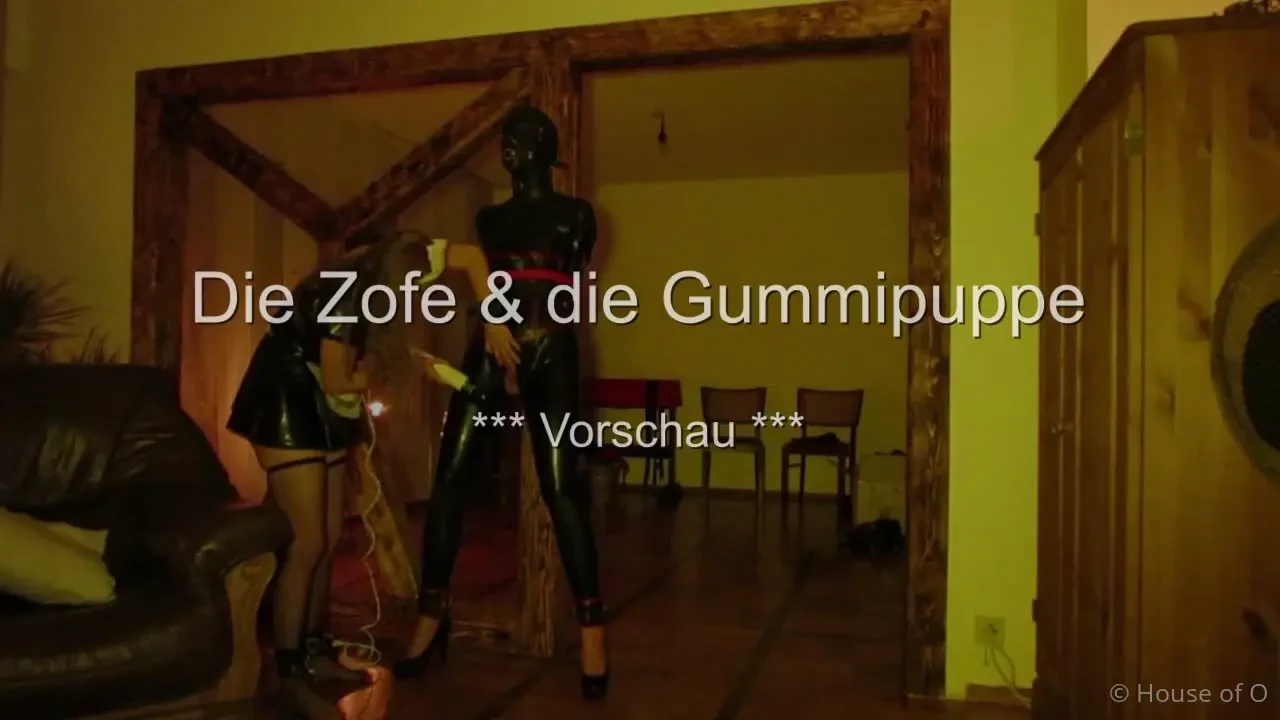 Zofe und gummipuppe der herr hat seine gummipuppe im wohnzimmer 