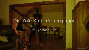 Zofe und gummipuppe der herr hat seine gummipuppe im wohnzimmer