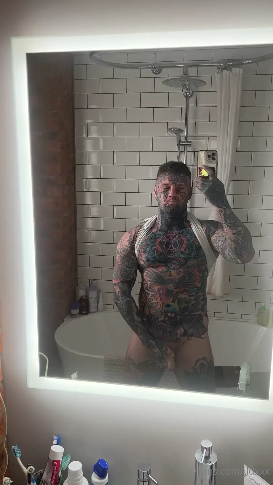 I love being naughty when i use other peoples bathrooms hehe imagine 