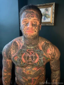I know there s no ass or cock but don t i look pretty